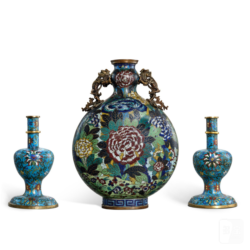 A pair of cloisonné enamel ritual vases and a cloisonné enamel moonflask, Qing dynasty | 清 掐絲琺瑯番蓮紋甘露瓶一對及牡丹紋抱月瓶一件
